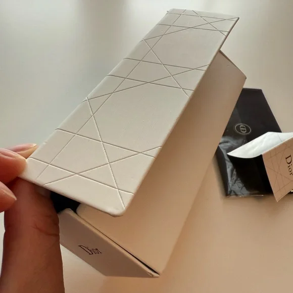 Dior White Quilted Leather Magnetic Sunglasses Box - Picture 4 of 6